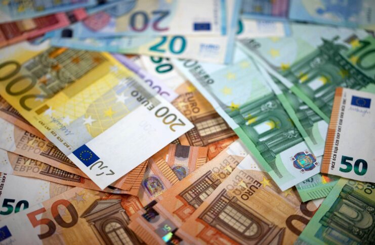 Mehrere Geldscheine liegen übereinander. Mit dabei ein 200 € Schein, 100 €, 50 € und 20 € Scheine. Damit können die Besitzer in bar bezahlen