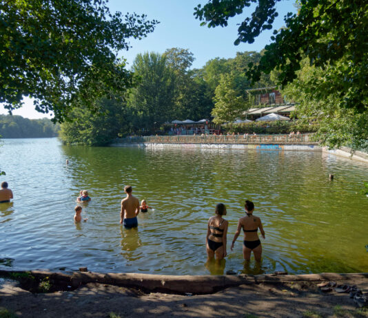 Menschen baden in einem See