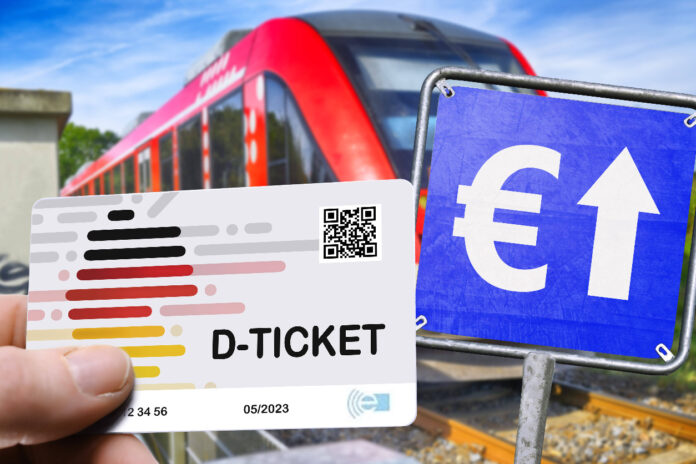 Eine Hand hält ein Deutschlandticket. Daneben befindet sich ein blaues Schild mit einem weißen Euro-Zeichen und einem weißen Pfeil darauf. Im Hintergrund fährt ein Zug.