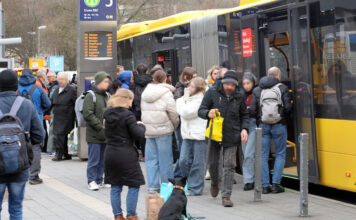 Ein Linienbus befindet sich an einer Haltestelle in der Essener Innenstadt