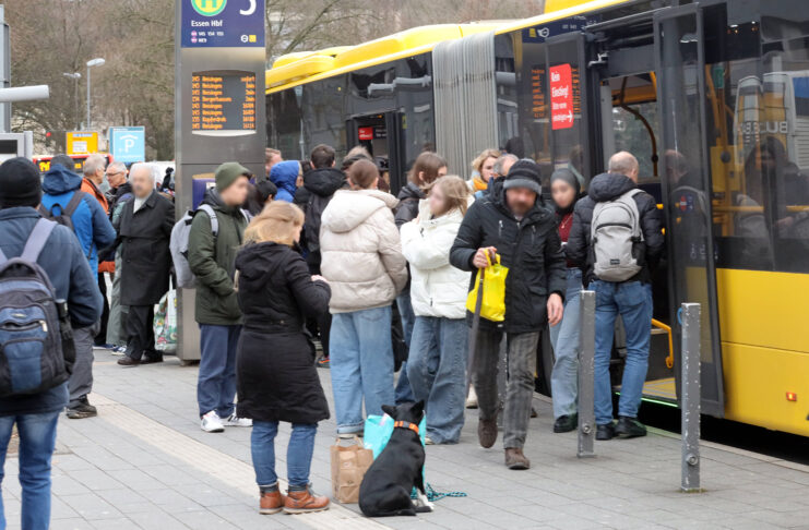 Ein Linienbus befindet sich an einer Haltestelle in der Essener Innenstadt