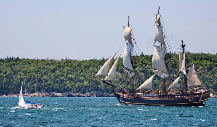 Ein großes Segelschiff auf dem Wasser.