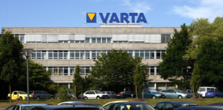 Zu sehen ist das Varta-Hauptgebäude mit geparkten Autos davor in Baden-Württemberg.