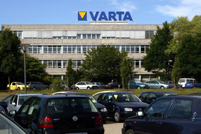 Zu sehen ist das Varta-Hauptgebäude mit geparkten Autos davor in Baden-Württemberg.