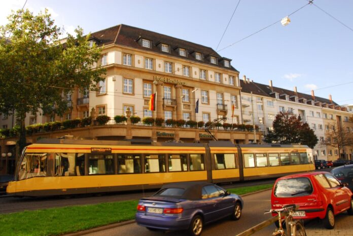 Straßenbahn vor dem Hotel - Residenz Ketterer - in Karlsruhe