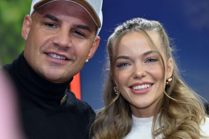 Pietro Lombardi und seine künftige Frau Laura Maria Rypa stehen im Zentrum der Klatsch-und-Tratsch- und Promi-Presse. Das Paar posiert lächelnd und scheinbar glücklich vor der Kamera bei einem professionellen Fotoshooting. Bei den Lombardis gibt es Familiennachwuchs.