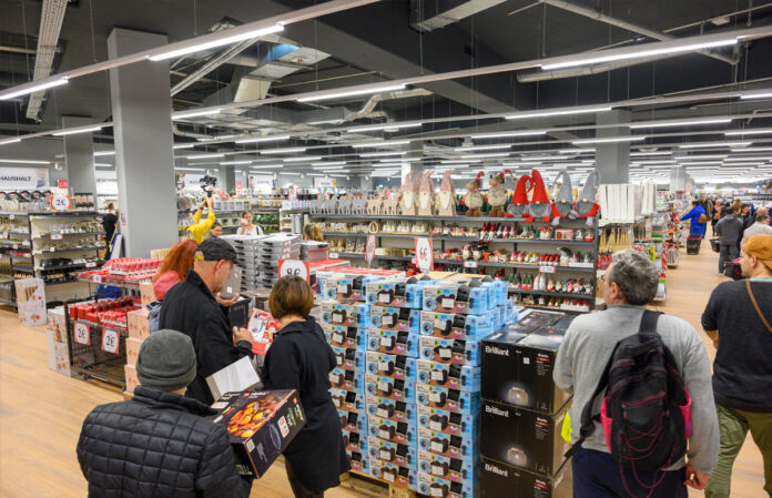 Ein Blick in eine Filiale von Woolworth. Mehrere Kunden laufen durch die Gänge und schauen sich die Waren in den Regalen an. Das berühmte Einzelhandelsunternehmen will expandieren und mehr Standorte eröffnen.