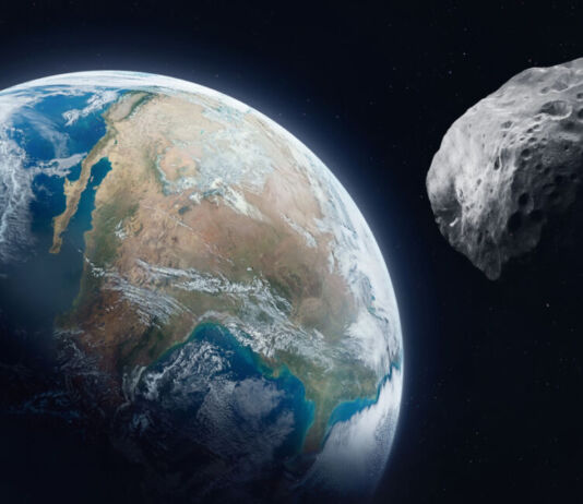 Eine Weltraum-Collage, die einen Asteroiden zeigt, welcher sich auf die Erde zubewegt. Im Hintergrund sieht man nur den schwarzen Weltraum. Die Erde ist besonders groß und leuchtet blau durch die Dunkelheit. Der Asteroid ist ein Gesteinsbrocken in Grau mit verschiedenen kleinen Kraterlandschaften.