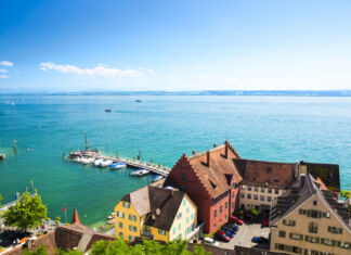 Ein See, der sowohl in Deutschland als auch in der Schweiz liegt und besonders an warmen Tagen ein beliebtes Ausflugsziel bei Touristen ist.