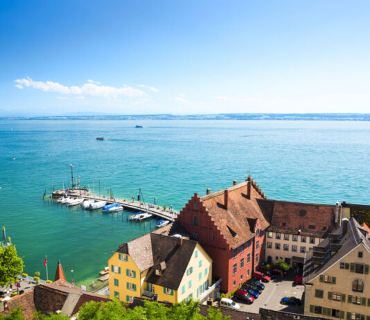 Ein See, der sowohl in Deutschland als auch in der Schweiz liegt und besonders an warmen Tagen ein beliebtes Ausflugsziel bei Touristen ist.