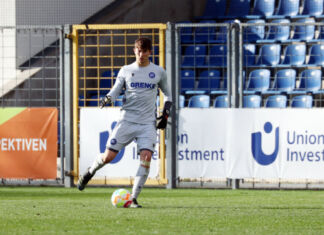 Max Weiß ist 19 Jahre alt und kickt für den Karlsruher SC. Er steht im Tor und hat hier ein weißes Trikot und eine weiße kurze Hose an. Ebenso trägt er als Torhüter des KSC Handschuhe.