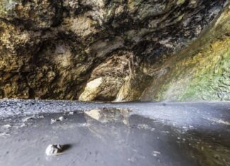 Die Innenansicht einer sehr alten Erdhöhle, aus der Archäologen 35.000 Jahre alte Kunstwerke ausgegraben haben. Heute sind die Höhlen beliebt bei Touristen und gehören zum UNESCO Weltkulturerbe.