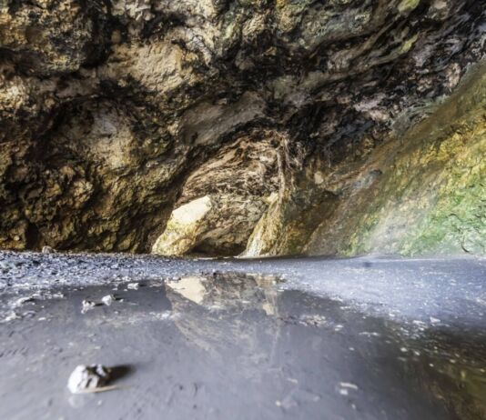 Die Innenansicht einer sehr alten Erdhöhle, aus der Archäologen 35.000 Jahre alte Kunstwerke ausgegraben haben. Heute sind die Höhlen beliebt bei Touristen und gehören zum UNESCO Weltkulturerbe.