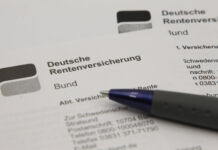 Ein Kugelschreiber liegt auf einem Bescheid der Deutschen Rentenversicherung vom Bund. Es ist eine offizielle Mitteilung über die monatliche Rente, die man als Rentner erhält.