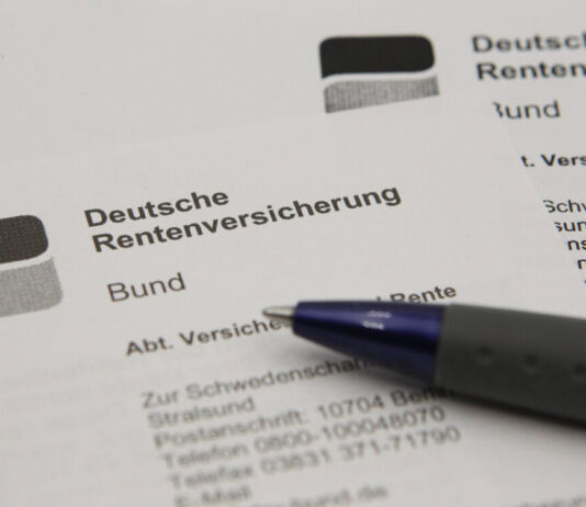 Ein Kugelschreiber liegt auf einem Bescheid der Deutschen Rentenversicherung vom Bund. Es ist eine offizielle Mitteilung über die monatliche Rente, die man als Rentner erhält.