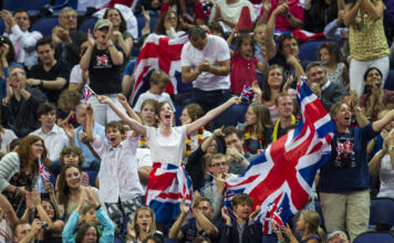 Die Fans jubeln, einige haben sich die britische Flagge umgebunden. Jung und Alt sitzen und stehen im Publikum. Die Stimmung ist ausgelassen.