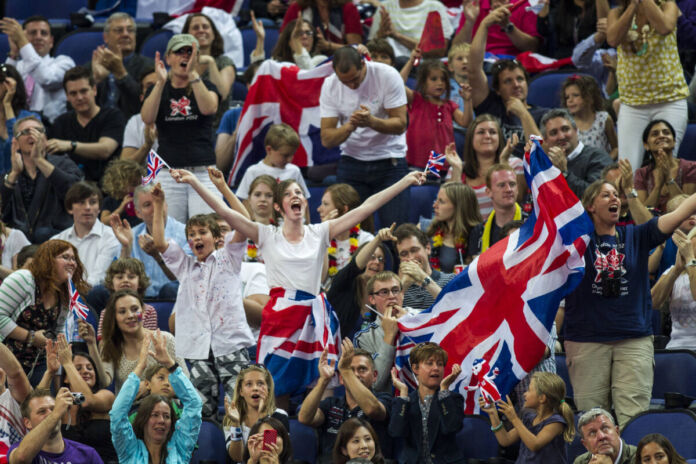 Die Fans jubeln, einige haben sich die britische Flagge umgebunden. Jung und Alt sitzen und stehen im Publikum. Die Stimmung ist ausgelassen.