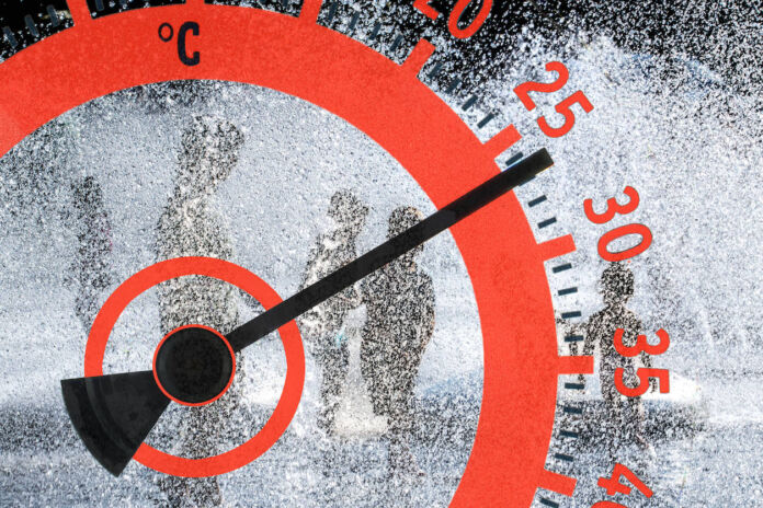 Im Sommer herrscht bestes Badewetter mit Temperaturen von 27 Grad. Kinder und Jugendliche kühlen sich in einem Brunnen ab. Die Wassertropfen glitzern im Sonnenlicht und bieten eine erfrischende Abkühlung an diesem warmen Sommertag. Im Vordergrund sieht man ein großes rotes Thermometer, das 27 Grad anzeigt.