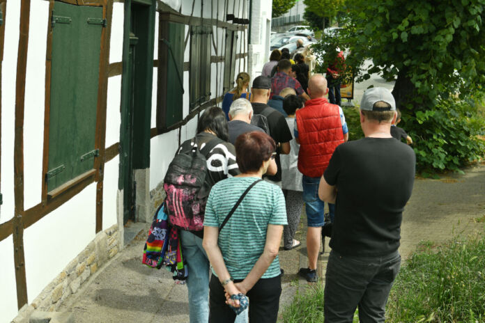 Zahlreiche Menschen und Bedürftige stehen in der Schlange, sie warten auf Lebensmittel und bekommen auch Spenden für ihre Haustiere, das ist das Besondere an der Tiertafel nur für Tiere.