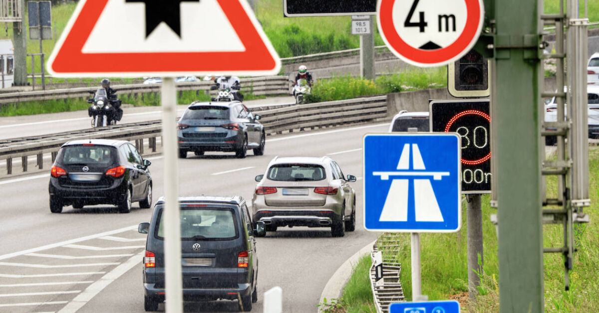 Viele-ahnungslos-Verkehrsschild-mit-Ei-sorgt-f-r-Bu-geldwelle