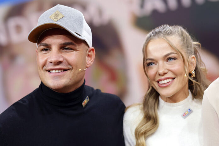 Sänger Pietro Lombardi und seine Verlobte Laura Maria Rypa beim 28. RTL-Spendenmarathon. Beide sehen glücklich aus und sind in einer TV-Sendung zu Gast.