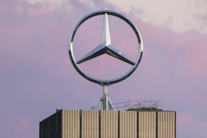 Vor dem lilafarbenen Abendhimmel ragt der große Mercedes-Stern auf einem Gebäude auf. Er befindet sich auf dem Dach der Firmenzentrale des Autobauers. Der einstige Weltmarktführer Mercedes kämpft mit schweren Gewinneinbrüchen.