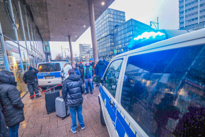 Der Karlsruher Hauptbahnhof wird abgeriegelt und evakuiert, denn ein verdächtiges Gepäckstück am Gleis löst einen Großeinsatz aus. Polizei und Feuerwehr sind mit großem Aufgebot vor Ort.