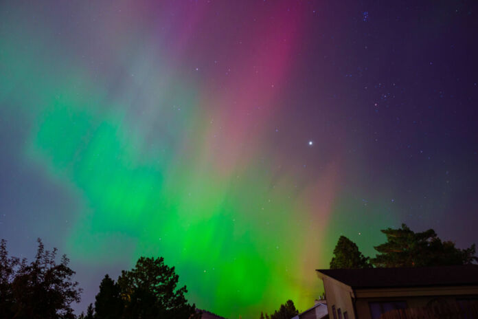 Der Nachthimmel erleuchtet in vielen Farben. Die Nordlichter sind grün und pink und faszinieren viele Menschen. Es handelt sich bei den Polarlichtern um ein beliebtes Naturspektakel.
