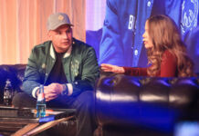 Der Sänger Pietro Lombardi und seine Verlobte Laura Maria Rypa sitzen beim Couchgespräch OMG und reden über ihre Beziehung. Er trägt eine Käppi und eine grüne Jacke, sie ein rotes Kleid.
