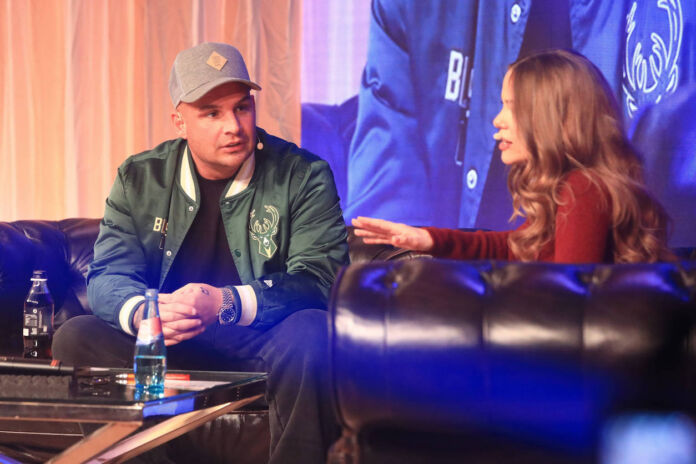 Der Sänger Pietro Lombardi und seine Verlobte Laura Maria Rypa sitzen beim Couchgespräch OMG und reden über ihre Beziehung. Er trägt ein Cappy und grüne Jacke, sie ein rotes Kleid.