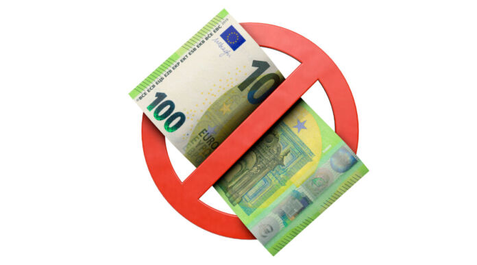 Zu sehen ist ein 100 Euro Schein im Verbotszeichen. Der Schein befindet sich in der Mitte und ist deutlich eingekreist und umschlossen vom roten, klassischen Verbotszeichen aus dem Straßenverkehr.