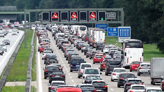 Auf einer Autobahn stehen viele Fahrzeuge auf mehreren Fahrspuren in der Warteschlange. Der Stau auf der Autobahn fordert die Geduld der Bürger.