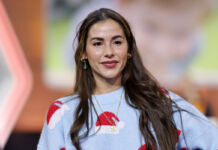 Sarah Engels trägt bei einer RTL-Show ein weißes Shirt mit Weihnachtsmotiv. Die Sängerin und Ex-Frau von Pietro Lombardi hat den Sender beim Sammeln von Spenden unterstützt.