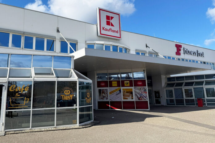 Noch sind vor dem riesigen Kaufland keine Menschen zu sehen. Geraden am Anfang der Woche lockt das Einzelhandelsgeschäft viele Menschen mit besonderen Angeboten an.