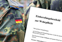 Ein weißer Zettel, auf dem "Einberufungsbescheid zur Wehrpflicht" steht. Soldaten der deutschen Bundeswehr, die eine Tarnuniform tragen. Auf dem Arm der Uniform ist eine deutsche Flagge zu sehen.