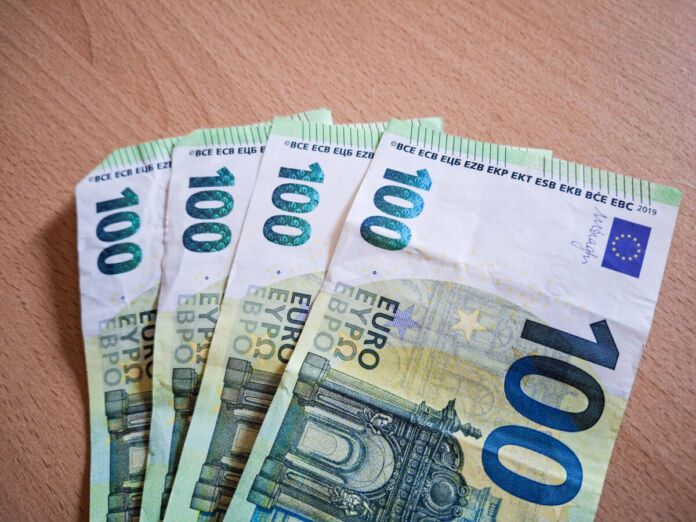 Auf einem Holztisch liegen wie zu einem Fächer aufgereiht vier 100-Euro-Scheine. Sie weisen schon deutliche Falt- und Gebrauchsspuren auf und haben wohl bereits einige Male den Besitzer gewechselt.