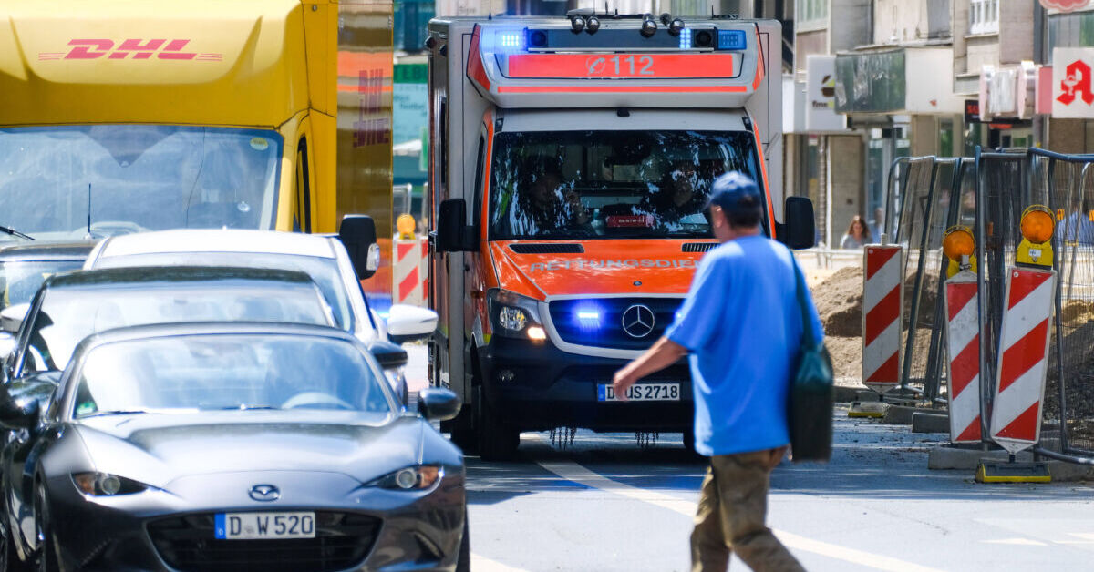 Alles-ist-dicht-Bus-rammt-in-Karlsruhe-mehrere-Autos-auf-einmal