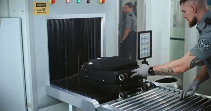 Ein Mitarbeiter überprüft das Gepäck der Reisenden. An dem Security Checkpoint sehen sich die Mitarbeiter des Flughafens jeden Koffer und jede Tasche genau an.