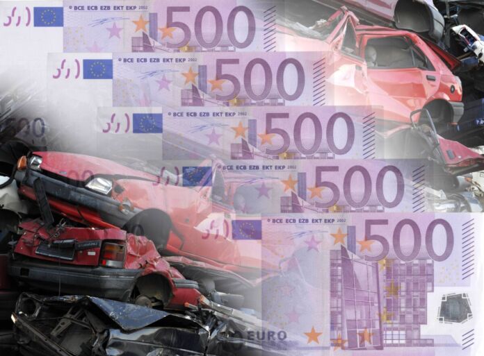 Eine Fotomontage bestehend aus fünf 500-Euro-Scheinen im Vordergrund und mehreren roten, kaputten Autos im Hintergrund. Die Geldscheine sind ein wenig transparent.