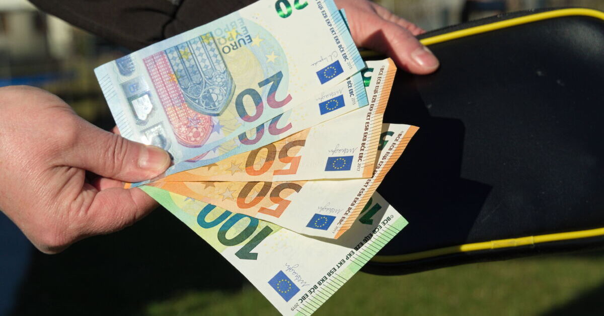 Antr-ge-bereit-Millionen-B-rger-sichern-sich-370-Euro-im-Monat