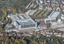 Seit 1966: Deutscher Familienkonzern kündigt Kahlschlag an Auf dem Bild ist ein großer Gebäudekomplex inmitten einer urbanen Umgebung zu sehen. Das Areal ist von Wohnhäusern, Grünflächen und weiteren Bauten umgeben. Es handelt sich um eine Firma aus Baden-Württemberg.