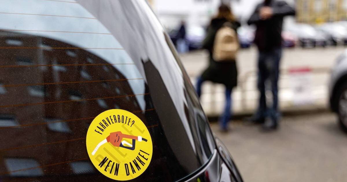 Falsche-Sticker-auf-das-Auto-kleben-90-Euro-Bu-geld-drohen