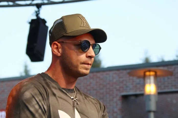 Pietro Lombardi Mütze Sonnenbrille Sänger DSDS RTL Bühne Popstar Der Sänger Pietro Lombardi steht in der Öffentlichkeit bei einem Auftritt, er trägt wie meistens ein Käppi und Sonnenbrille. Er wirkt besorgt und presst die Lippen aufeinander. Nach dem tagelangen Verschwinden taucht der DSDS-Sieger plötzlich wieder auf.