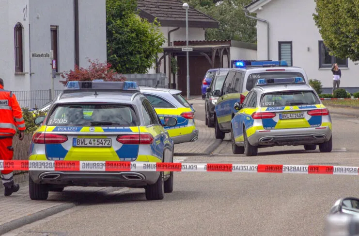 Einsatz Einsatzwagen Polizei Absperrung Notfall Unfall Streit Eskalation Polizeiwagen Absperrband Übergriff Gewalt In einer leeren Straße stehen gleich mehrere Polizeifahrzeuge. Es kam zu einem gewalttätigen Übergriff. Die Polizei ist sofort mit mehreren Beamten am Einsatzort erschienen und hat den Tatort abgesperrt.