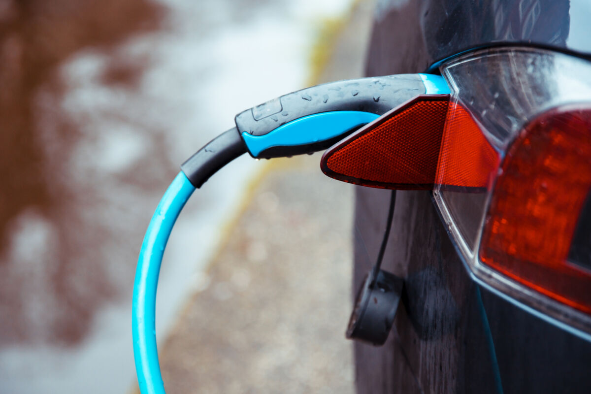 Elektrosmog-Experten-untersuchen-neue-Gefahr-durch-E-Autos