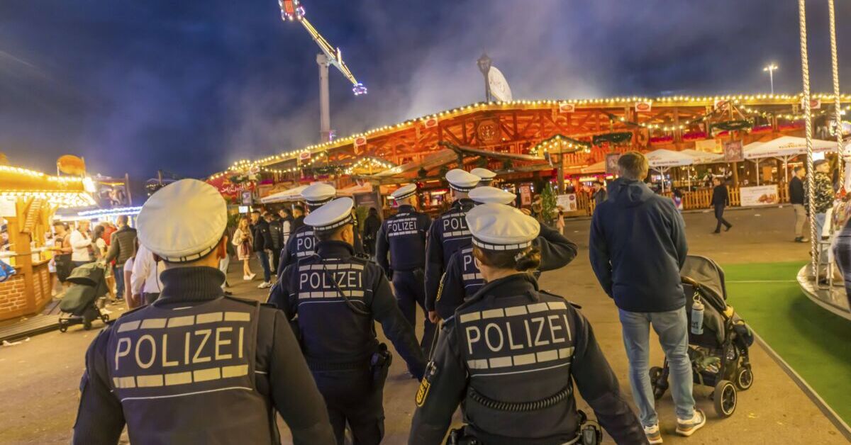 Verletzte-Massenschl-gerei-eskaliert-auf-Cannstatter-Volksfest