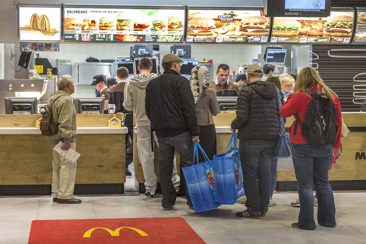 Eskaliert-Gewalt-in-McDonald-s-Filiale-im-Karlsruher-Hauptbahnhof