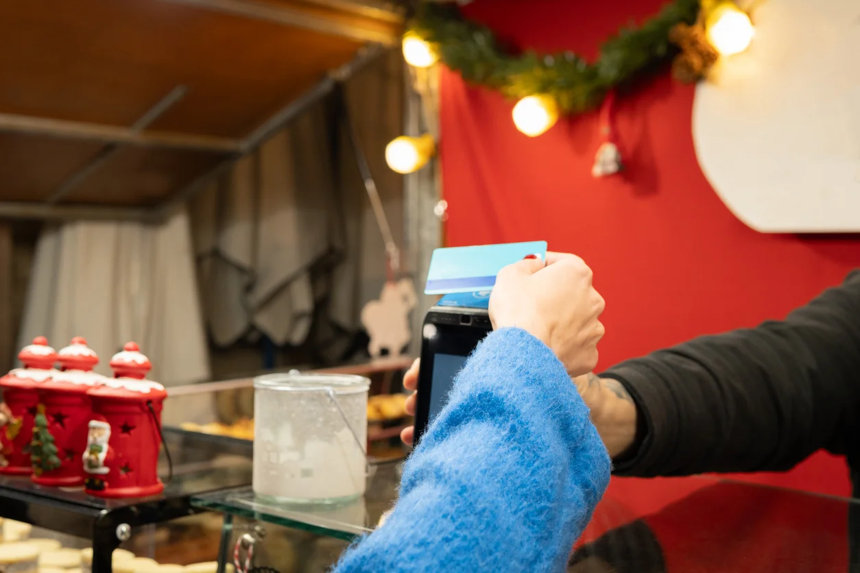 Mega-Aufruhr-Weihnachtsmarkt-f-hrt-pl-tzlich-Bargeld-Verbot-ein