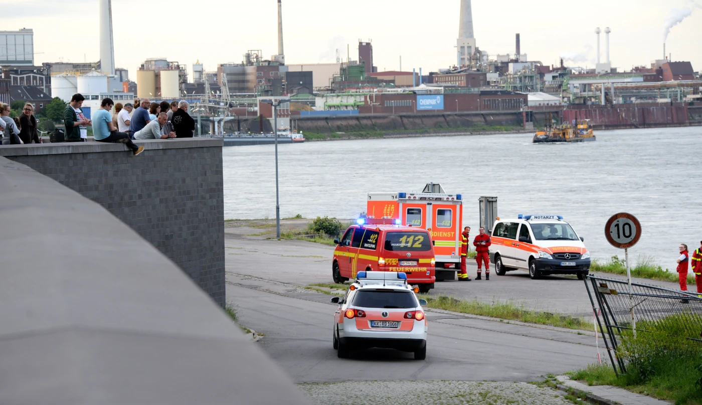 Drama-bei-Karlsruhe-Auto-st-rzt-in-den-Rhein-Suche-beendet-