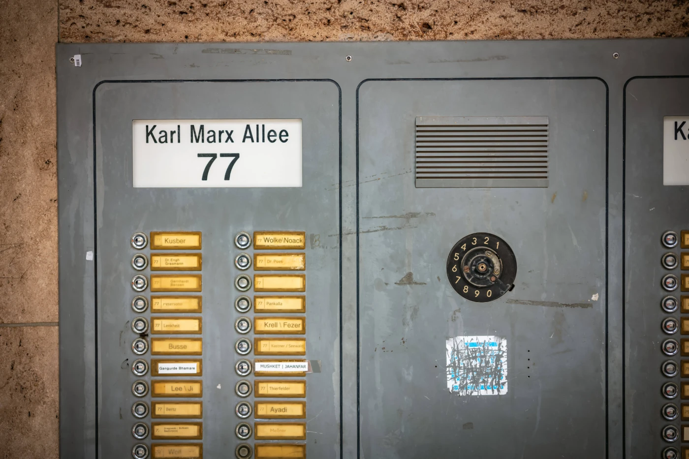 Mysteri-ses-Zeichen-an-T-rklingel-gezeichnet-Sofort-reagieren-